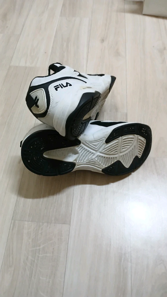 남성신발 휠라 운동화 이미지