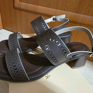 (새상품)<데이라잇뉴욕>성수동 수제화 소가죽 펀칭구두..브라운(250mm) 이미지