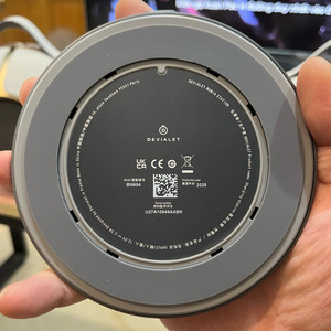 Devialet Mania 포터블 스마트 스피커용 무선 충전 독 이미지