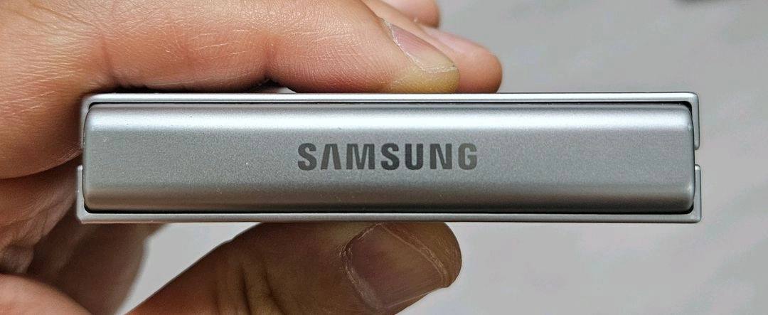 갤럭시 Z플립6 실버 256GB 싸게 팝니다. 이미지