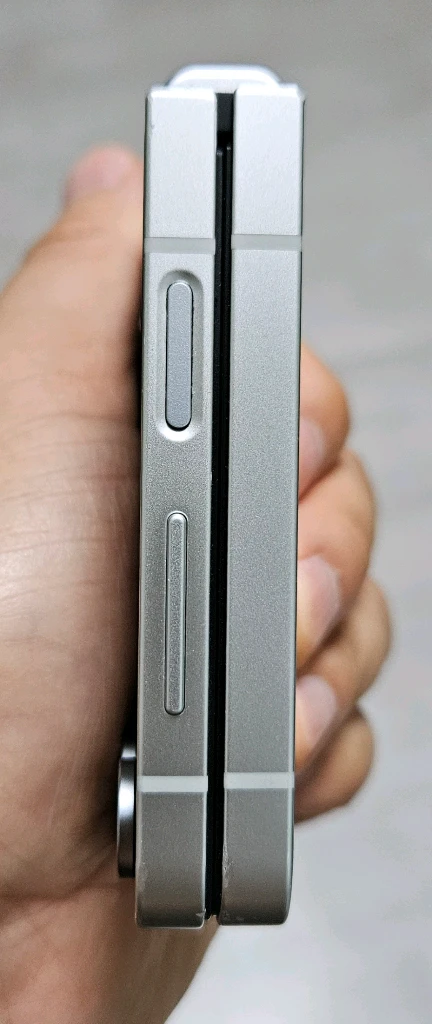갤럭시 Z플립6 실버 256GB 싸게 팝니다. 이미지