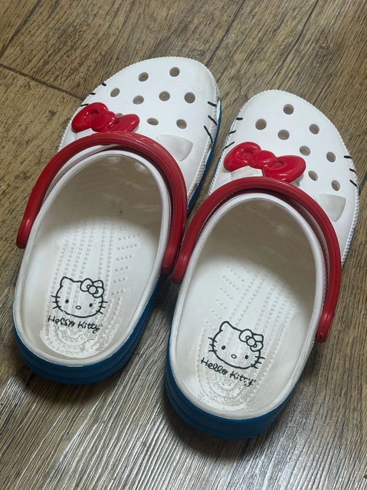 헬로키티 크록스 콜라보 클로그 250 이미지