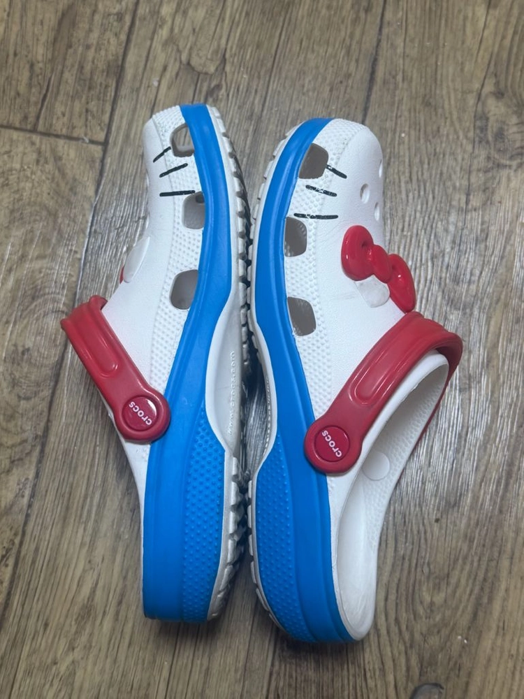 헬로키티 크록스 콜라보 클로그 250 이미지