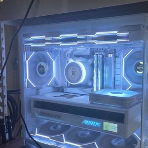 AMD 라이젠9 9950X3D RTX 5090 올화이트 최고사양 컴퓨터 본체 + LG OLED 모니터 판매 이미지