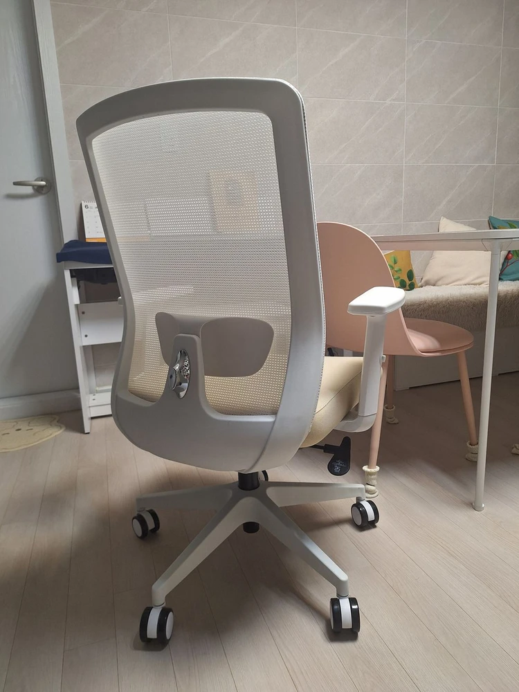메쉬 사무용 의자(핏쳐데스크 체어 화이트/베이지) 이미지