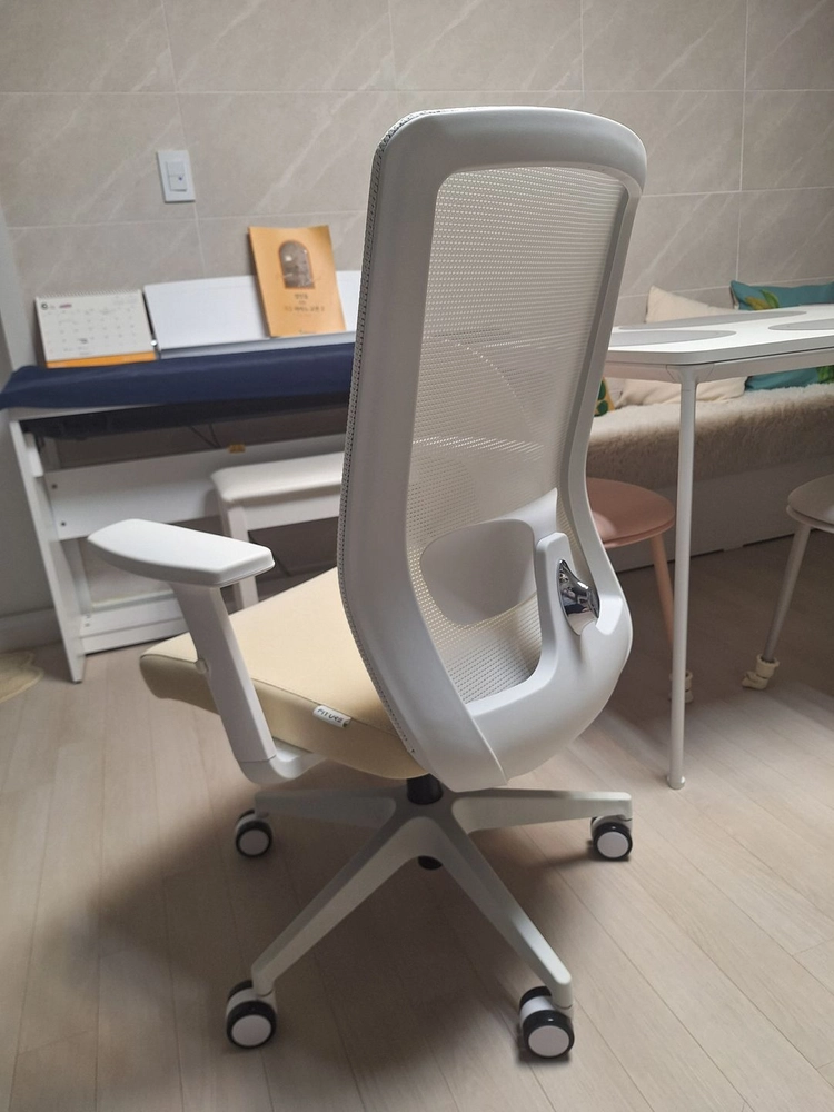 메쉬 사무용 의자(핏쳐데스크 체어 화이트/베이지) 이미지