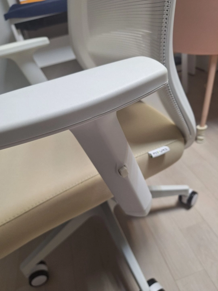 메쉬 사무용 의자(핏쳐데스크 체어 화이트/베이지) 이미지