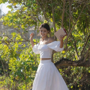 로에 Isla White Pleated Square-neck Crop Top 이미지