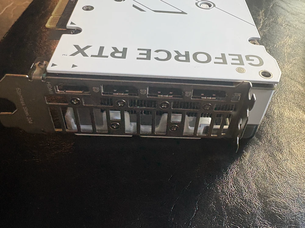 ASUS rtx4060 8g 화이트 그래픽카드 이미지