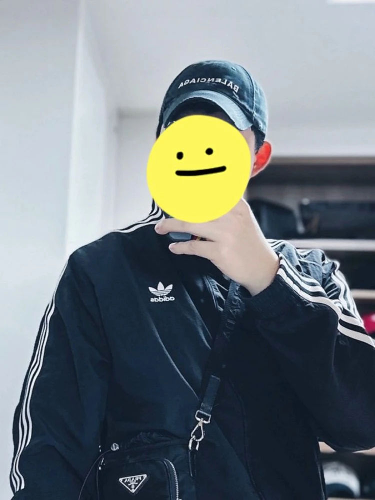발렌시아가 모자 팝니다. 이미지