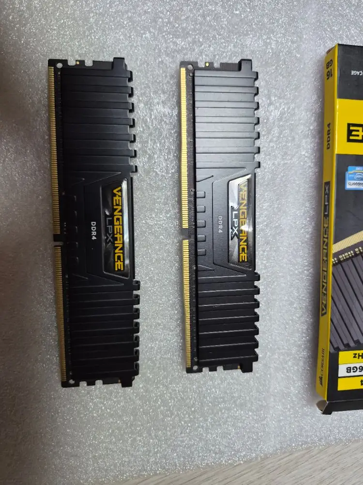 커세어 튜닝램 DDR4 16GB (8GB 두개) 3200MHz 메모리 이미지