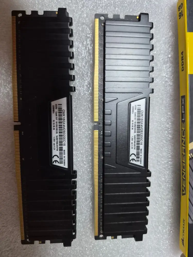 커세어 튜닝램 DDR4 16GB (8GB 두개) 3200MHz 메모리 이미지