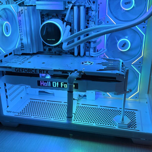 신품급 화이트 고사양 게이밍 PC 판매9800X3D·RTX 5070 Ti HOF •램 32GB • SSD 1TB 이미지