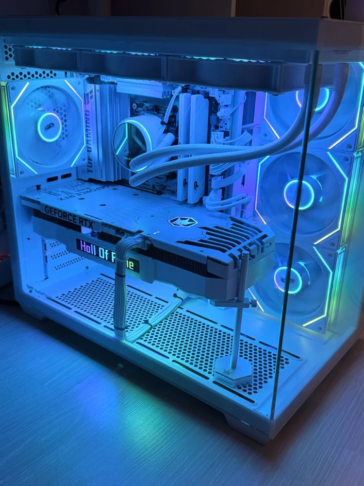 신품급 화이트 고사양 게이밍 PC 판매9800X3D·RTX 5070 Ti HOF •램 32GB • SSD 1TB 이미지