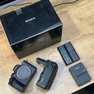 소니 SONY A7M4 배터리 4개, 세로그립, 충전기 포함 이미지
