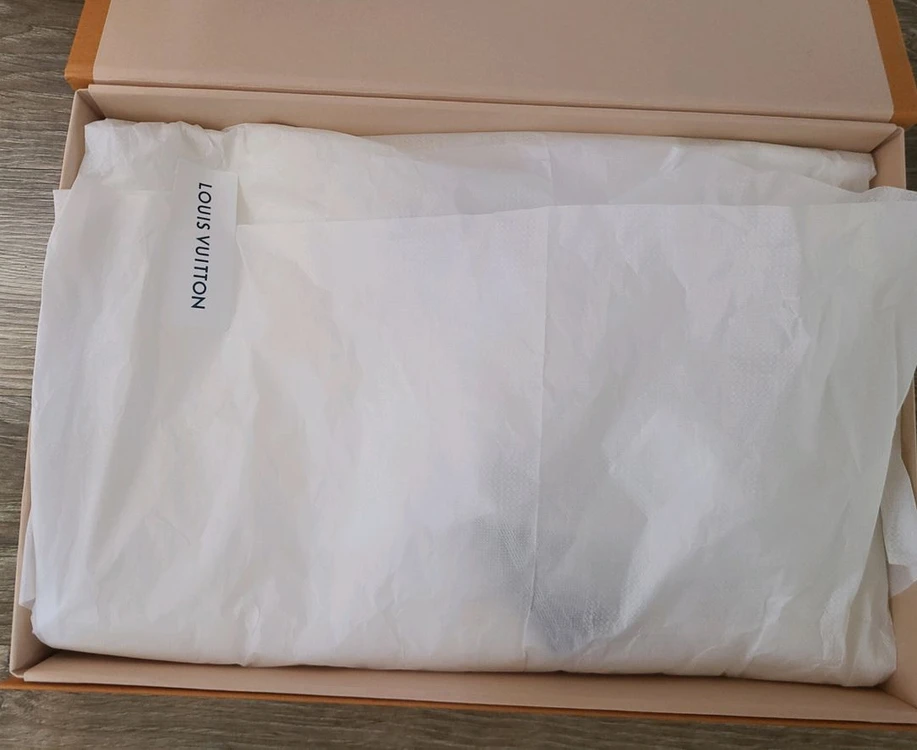 새상품)루이비통 엠보스드 반팔티 엠보싱맨투맨자켓패딩루이비통프라다디올셀린느톰브라운몽클레어스톤아일랜드에르메스준지 이미지