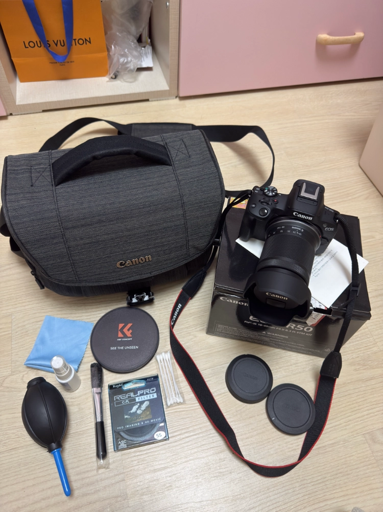 캐논 미러리스 eos r50 + rfs 18-150렌즈 이미지