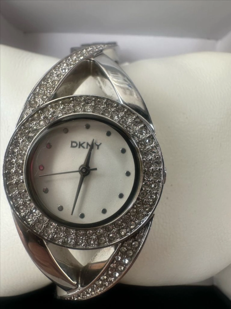 DKNY 정품 크리스탈 세팅 오벌 베젤 여성용 메탈 시계 상태최상 보관품 명품 럭셔리 패션 손목시계 팝니다 이미지