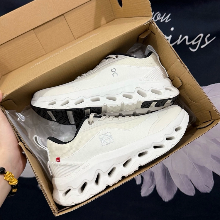 로에베 x 온 러닝 클라우드틸트 2.0 이미지