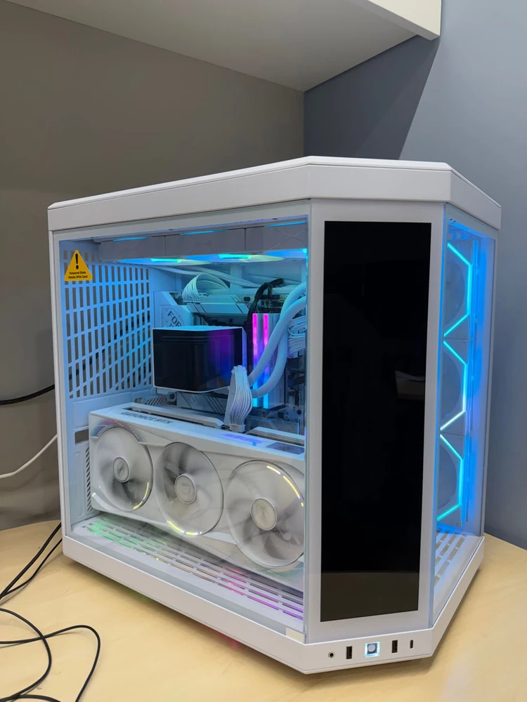 RTX 5090 9950X3D 64GB 올화이트 본체 이미지