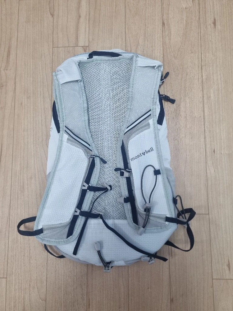 몽벨montbell 경량 화이트 백팩 15L 이미지