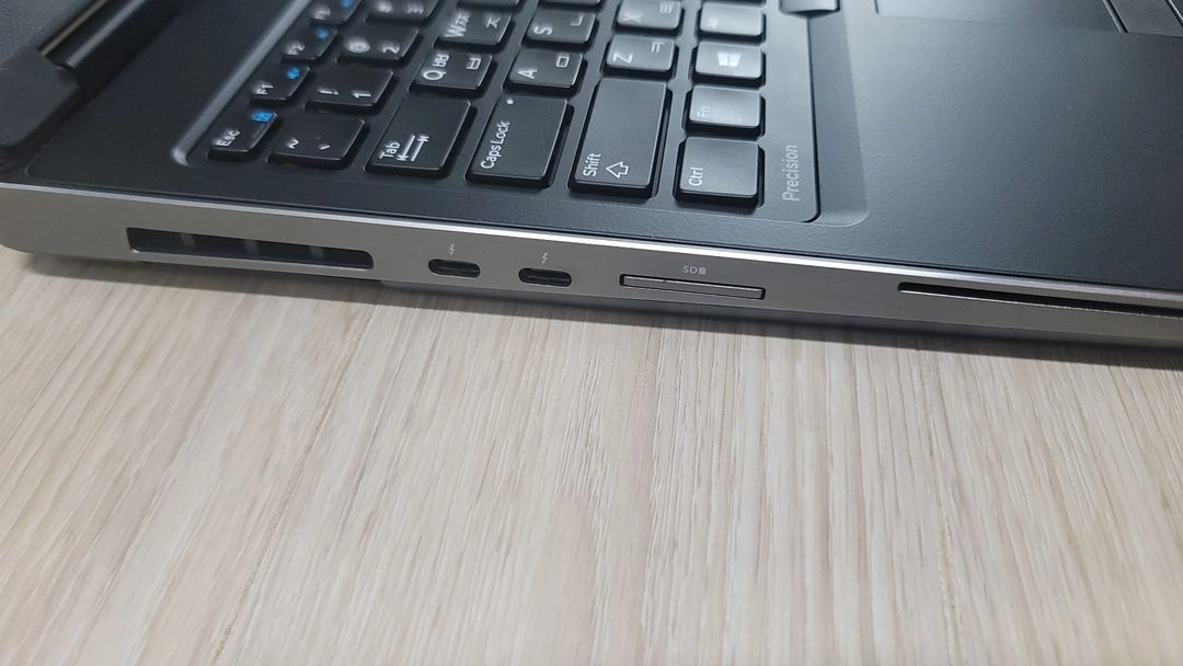 Dell Precision 7530 i7-8850H 32GB RAM/quadro p3200 델 워크스테이션 노트북 이미지