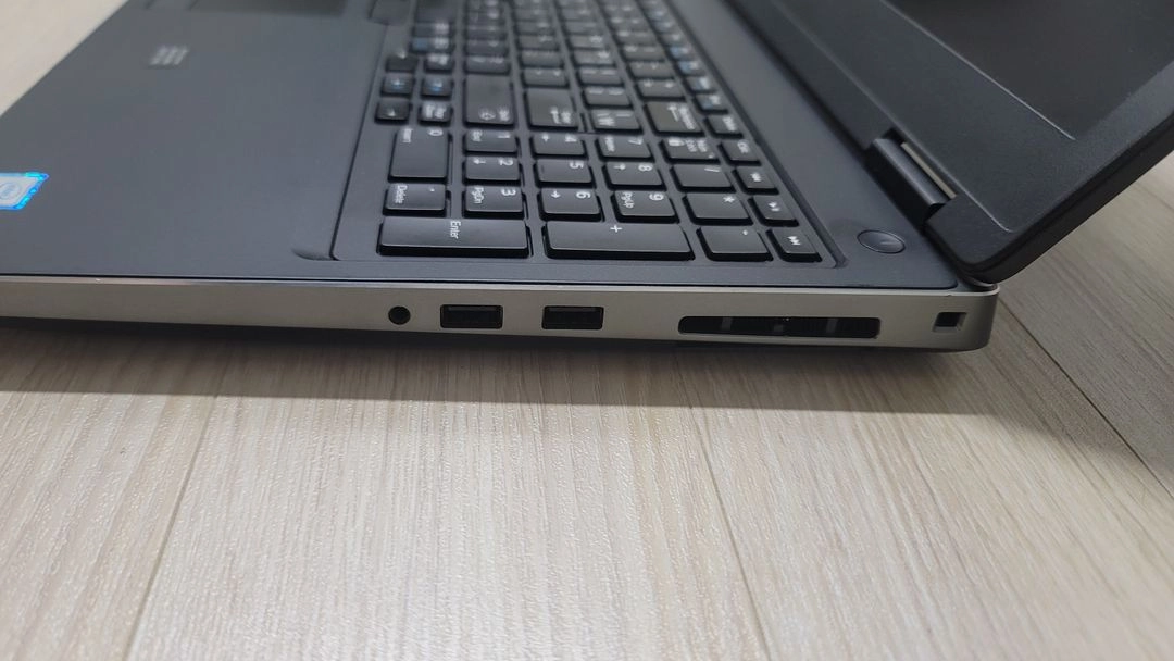 Dell Precision 7530 i7-8850H 32GB RAM/quadro p3200 델 워크스테이션 노트북 이미지