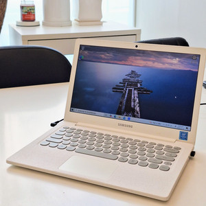 예쁜 화이트 삼성 노트북 NT530XBB / 13.3 FHD / N4000 / 4GB / SSD128 / 지문인식 이미지