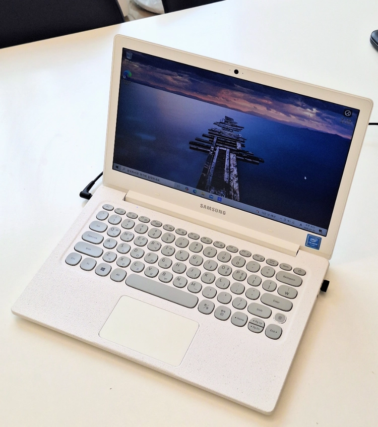 예쁜 화이트 삼성 노트북 NT530XBB / 13.3 FHD / N4000 / 4GB / SSD128 / 지문인식 이미지