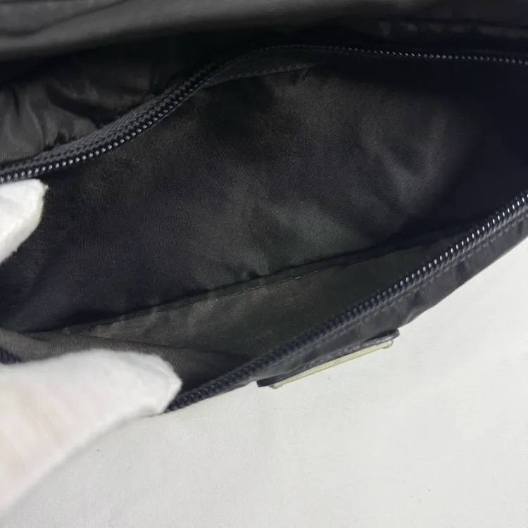 프라다 리나일론 앤 사피아노 레더 트래블 파우치 클러치 돕키트 블랙 이미지