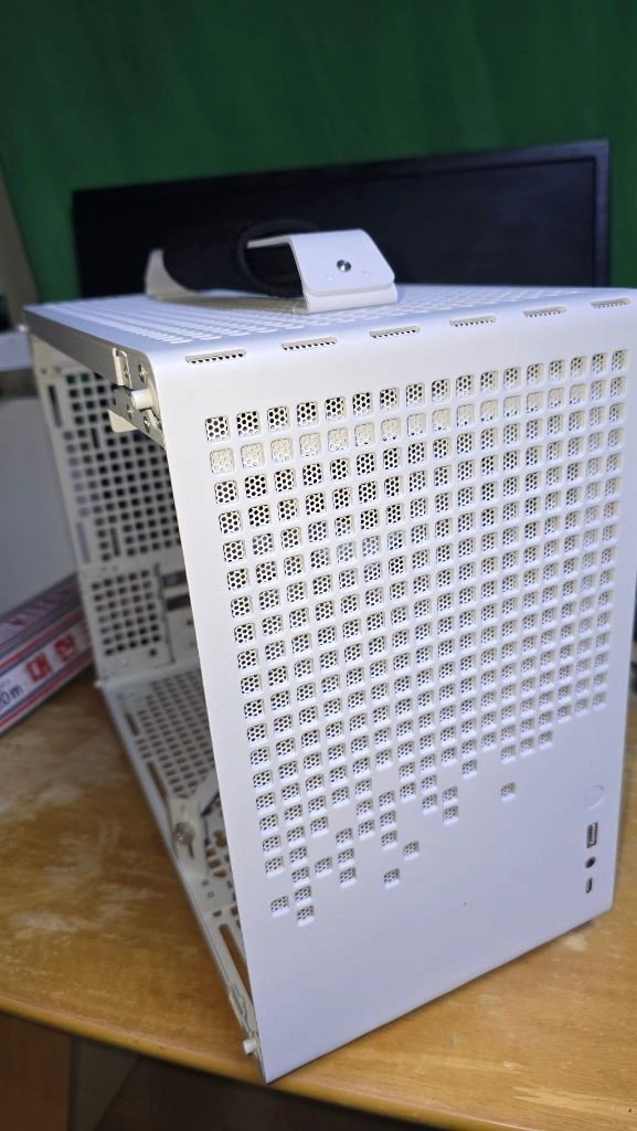 JONSPLUS Z20 화이트 M-ATX 미니타워 PC 케이스 이미지