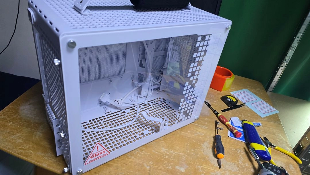 JONSPLUS Z20 화이트 M-ATX 미니타워 PC 케이스 이미지