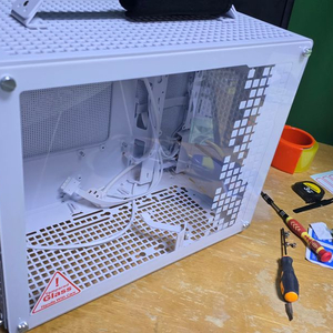 JONSPLUS Z20 화이트 M-ATX 미니타워 PC 케이스 이미지