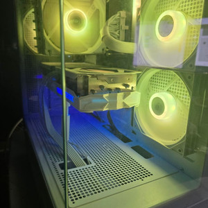 4070 Ti Super 게이밍 컴퓨터 이미지