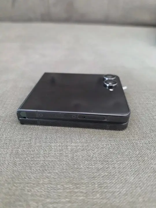 갤럭시 Z플립7 256GB 블랙 상태S급 - 안심되는 중고거래