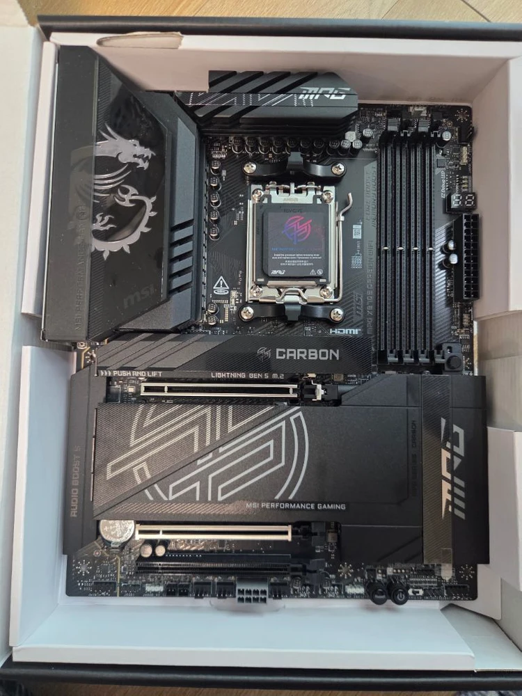 X870E carbon wifi / 9800x3d 대원정품 미개봉 이미지