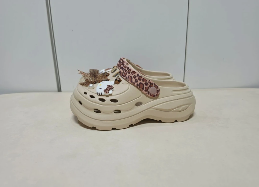 250 헬로키티 호피 통굽 크록스 이미지