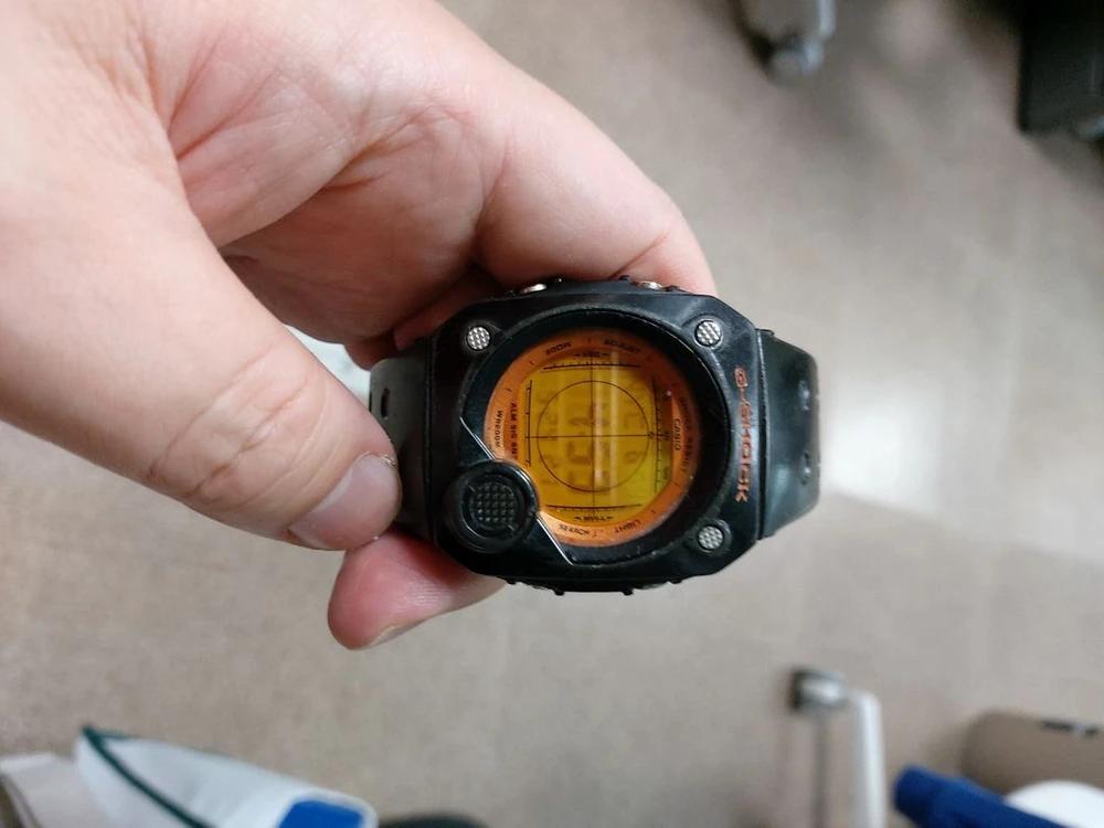 G-SHOCK 오렌지 블랙 색상 시계입니다. 튼튼한 내구성과 독특한 디자인이 특징입니다. 이미지