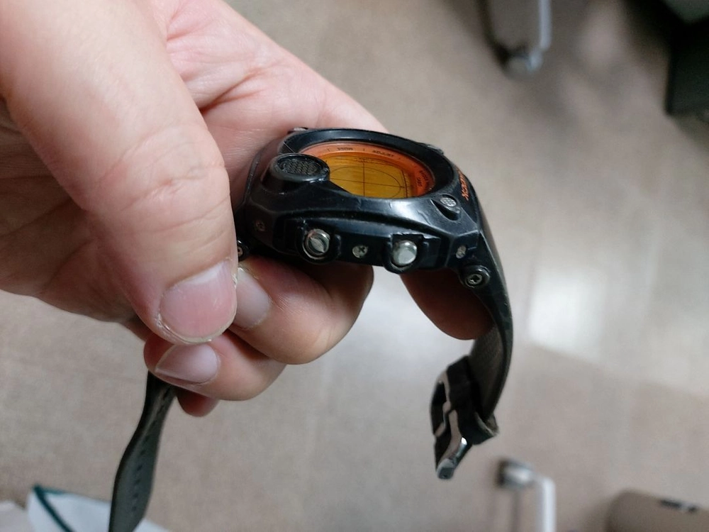 G-SHOCK 오렌지 블랙 색상 시계입니다. 튼튼한 내구성과 독특한 디자인이 특징입니다. 이미지