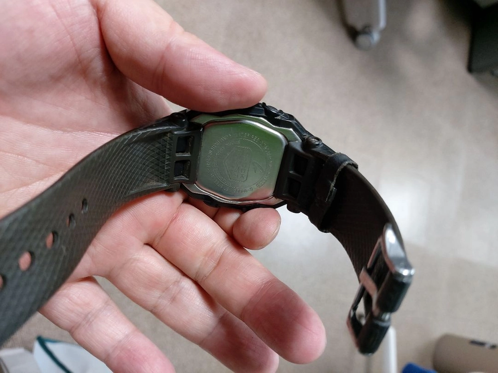 G-SHOCK 오렌지 블랙 색상 시계입니다. 튼튼한 내구성과 독특한 디자인이 특징입니다. 이미지