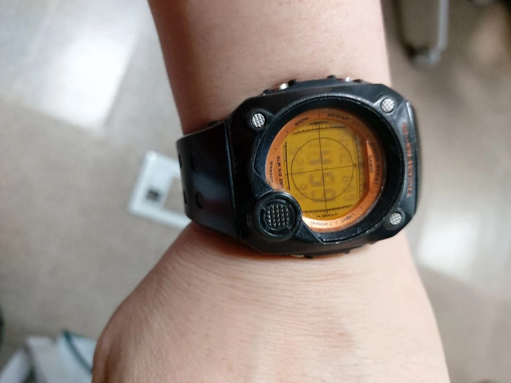 G-SHOCK 오렌지 블랙 색상 시계입니다. 튼튼한 내구성과 독특한 디자인이 특징입니다. 이미지