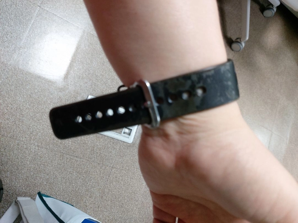 G-SHOCK 오렌지 블랙 색상 시계입니다. 튼튼한 내구성과 독특한 디자인이 특징입니다. 이미지
