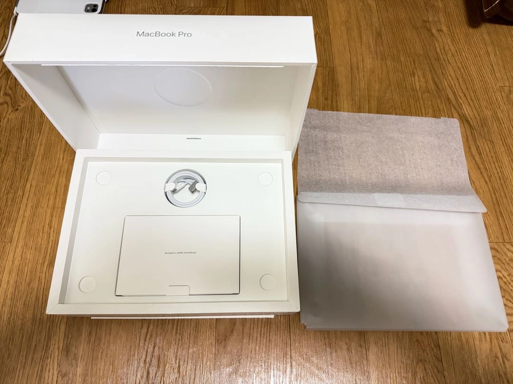 맥북프로 M5 14인치 16GB 1T 실버색상 세제품급 팝니다 이미지