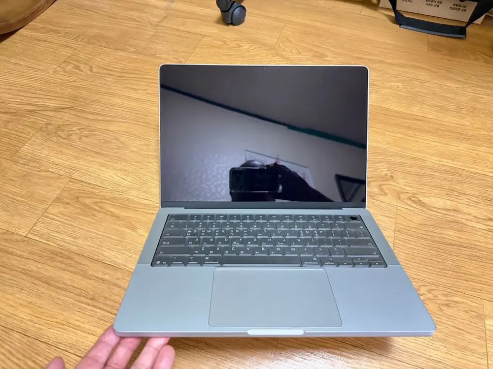 맥북프로 M5 14인치 16GB 1T 실버색상 세제품급 팝니다 이미지