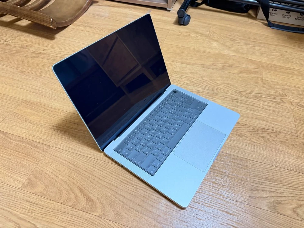 맥북프로 M5 14인치 16GB 1T 실버색상 세제품급 팝니다 이미지