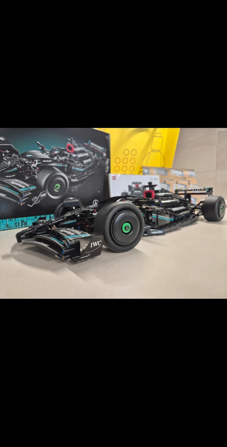 레고 테크닉 F1 레이싱카 페트로나스 이미지