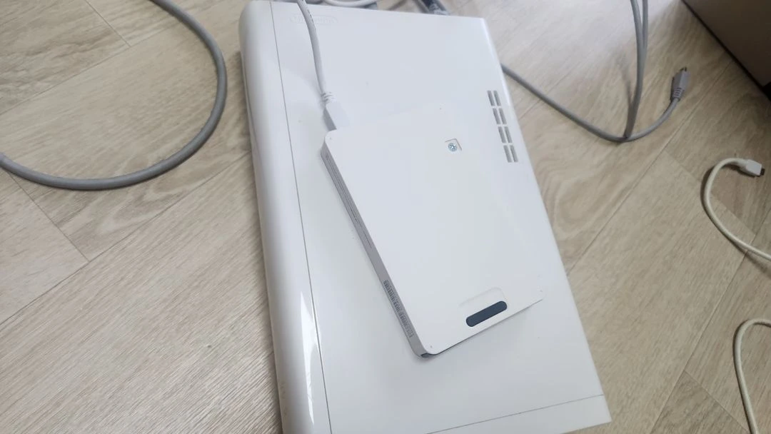 휴대용 게임기 본체 + 무선 컨트롤러 세트 이미지