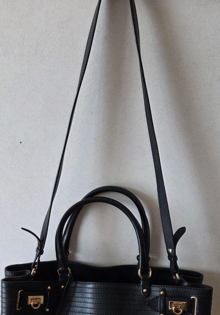 페라가모 블랙 가죽 토트백.정품 이미지