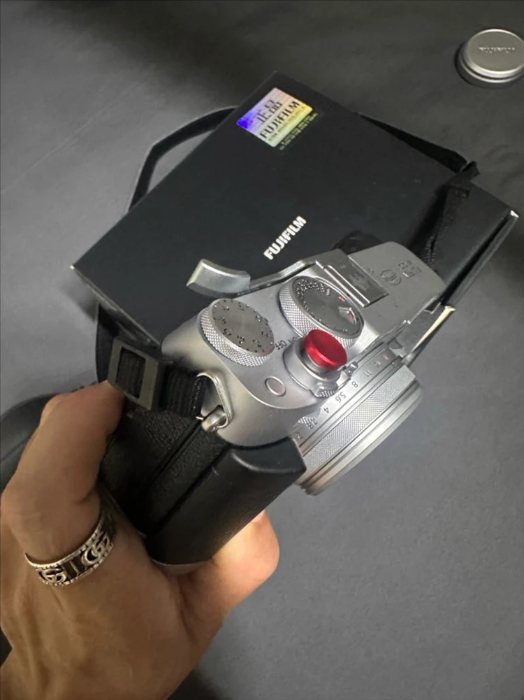 후지필름 X100vi 실버 색상 판매합니다 이미지