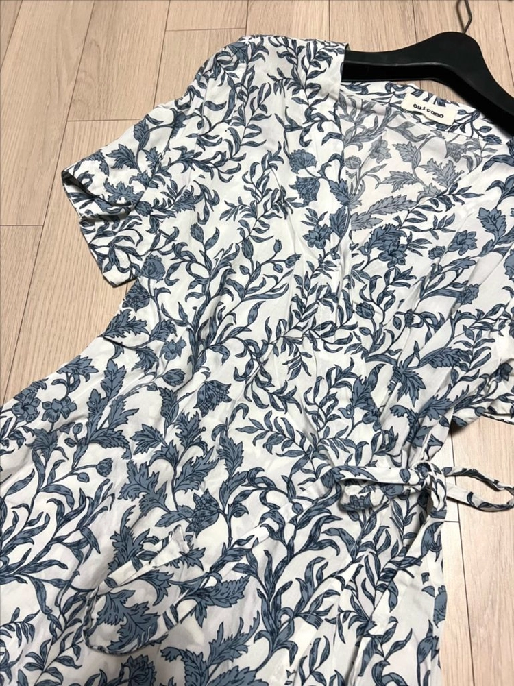 위꼬모 발리 로브 드레스 블루 플라워 bali robe 반팔 랩 롱원피스 휴양지 휴가룩 여행룩 리조트룩 가디건 이미지